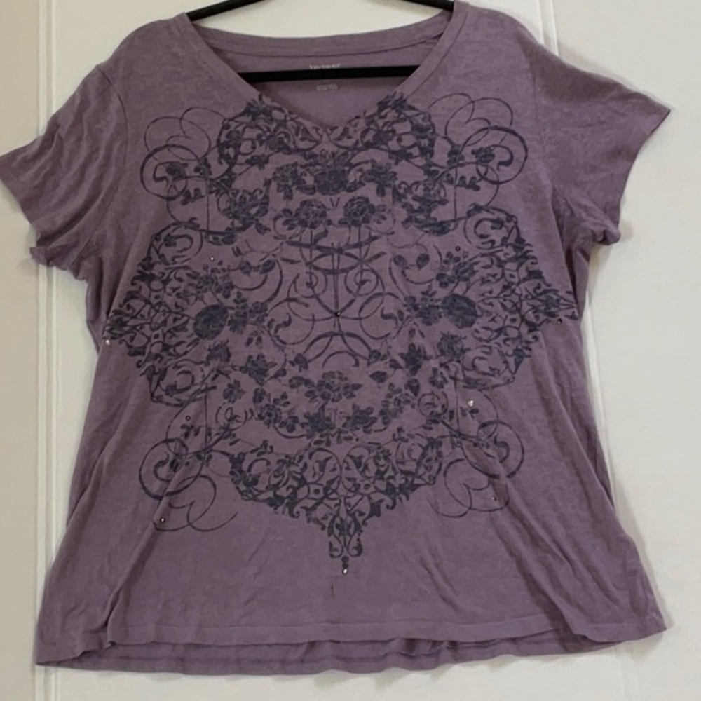 Women's Daisy Fuentes Purple Studded Graphic V-Neck Top